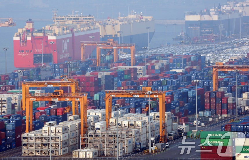 京畿道平沢市ポスン邑平沢港に輸出用コンテナが積み上げられている。 2025.12.29/ニュース1 ⓒ News1 キム・ヨンウン記者