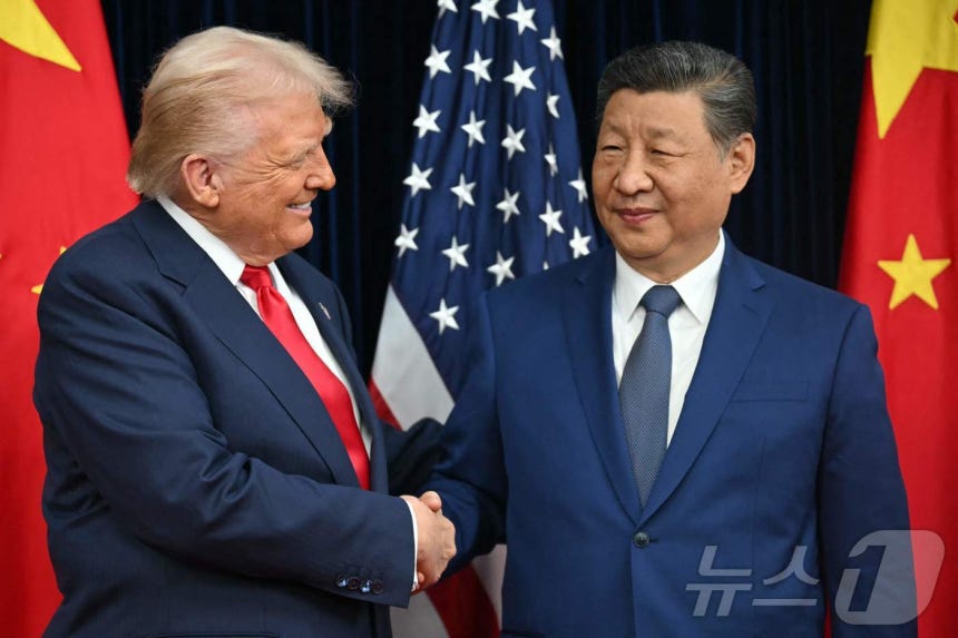 도널드 트럼프 미국 대통령과 시진핑 중국 국가주석이 30일 부산 김해공군기지 나래마루에서 정상회담에 앞서 악수하고 있다.2025.10.30 ⓒ AFP=뉴스1 ⓒ News1 최종일 선임기자