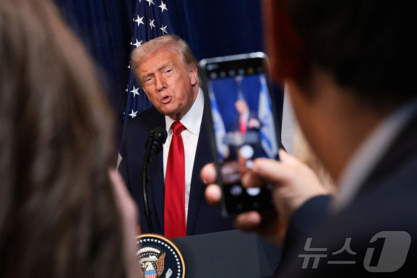 도널드 트럼프 미국 대통령이 29일(현지시간) 플로리다주 마러라고 리조트에서 베냐민 네타냐후 이스라엘 총리와 회담한 후 공동 기자회견을 하고 있다.2025.12.29 ⓒ 로이터=뉴스1 ⓒ News1 김경민 기자
