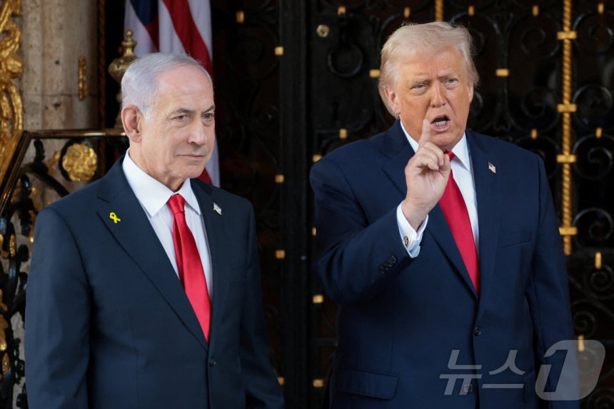 도널드 트럼프 미국 대통령이 29일(현지시간) 플로리다주 마러라고 리조트에서 베냐민 네타냐후 이스라엘 총리와 함께 취재진에게 말하고 있다.2025.12.29 ⓒ 로이터=뉴스1 ⓒ News1 김경민 기자