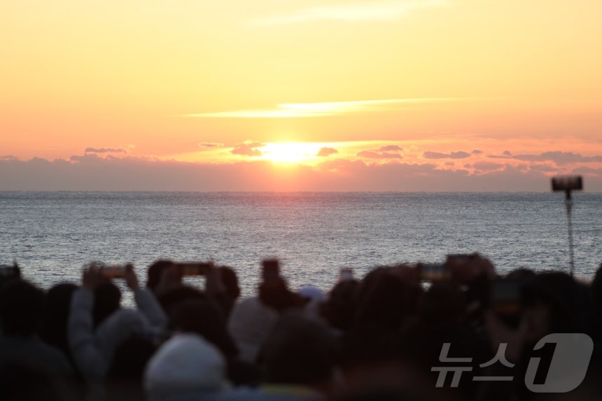 1일 오전 울산 울주군 간절곶에서 해맞이 인파가 몰린 가운데 '붉은 말의 해' 병오년(丙午年)의 첫 해가 떠오르고 있다.2026.1.1/뉴스1 ⓒ News1 김세은 기자