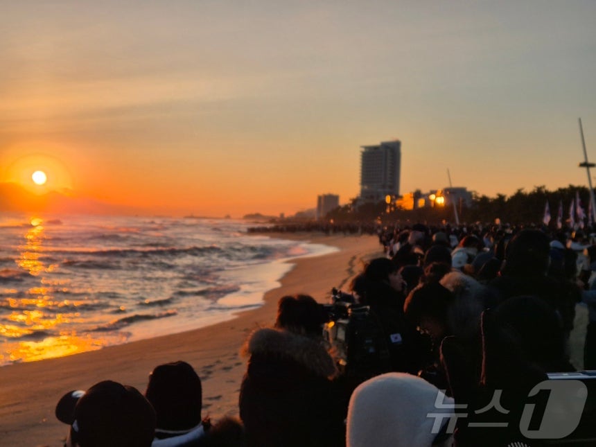 2026년 병오년(丙午年) 새해 첫날인 1일 강원 강릉시 경포해변에서 해가 수평선 위로 떠오르자 시민과 관광객들이 스마트폰으로 장관을 담고 있다.2026.1.1/뉴스1 ⓒ News1 윤왕근 기자