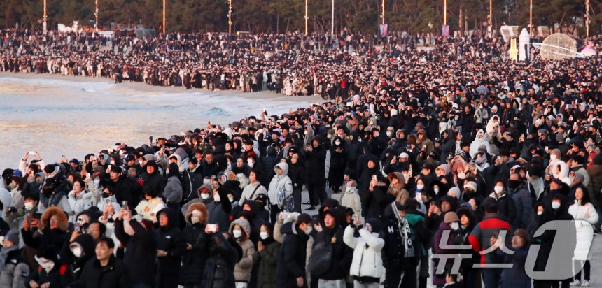 2026년 병오년(丙午年) 새해 첫날인 1일 오전 부산 해운대해수욕장에서 시민들이 새해 첫 해돋이를 감상하고 있다.2026.1.1/뉴스1 ⓒ News1 윤일지 기자