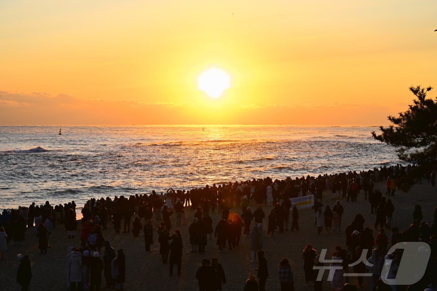 2026년 병오년(丙午年) 새해 첫날인 1일 강원 속초시 속초해변에 올해 첫 해가 떠오르고 있다.(속초시 제공,재판매 및 DB 금지) 2026.1.1/뉴스1 ⓒ News1 윤왕근 기자