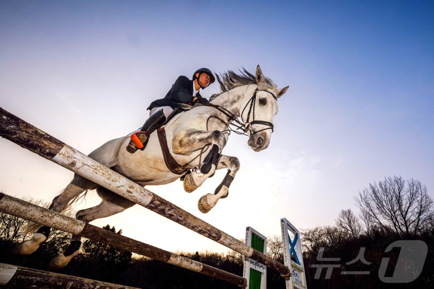 2026년 희망찬 병오년(丙午年) 붉은 말의 해가 다가왔다.지난 10일 경기 고양시 원당종마목장에서 한국마사회 승마단 류시원 선수가 말과 함께 힘찬 도약을 펼치고 있다.다사다난했던 2025년은 뒤로하고 병오년 새