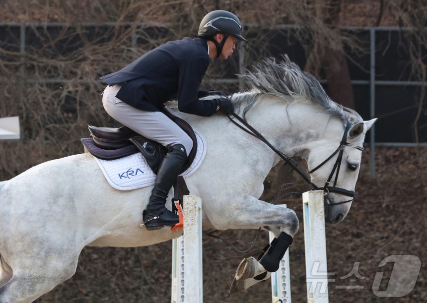 2026년 희망찬 병오년(丙午年) 붉은 말의 해가 다가왔다.지난 10일 경기 고양시 원당종마목장에서 한국마사회 승마단 류시원 선수가 말과 함께 힘찬 도약을 펼치고 있다.2025.12.31/뉴스1 ⓒ News1 