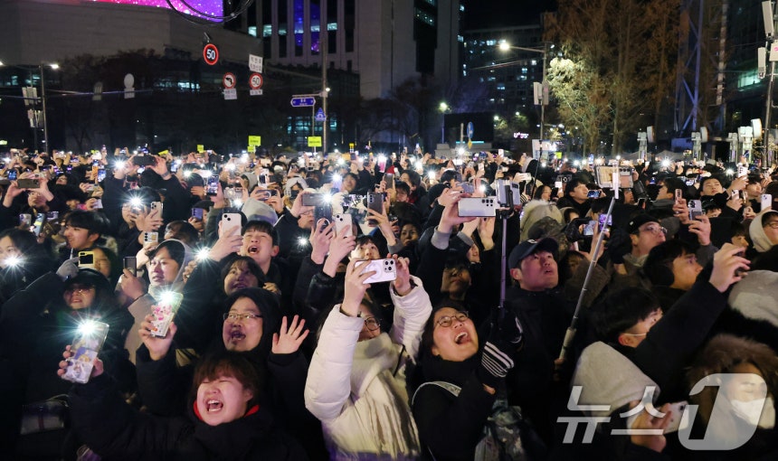 31일 오후 서울 종로구 보신각에서 열린 2025 제야의 종 타종행사에서 시민들이 새해를 앞두고 카운트다운을 하고 있다.(공동취재) 2026.1.1/뉴스1 ⓒ News1 김도우 기자