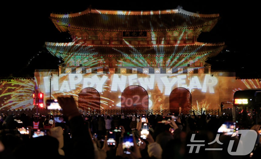 다사다난했던 2025년의 마지막 날인 31일에서 2026년 '붉은 말의 해' 병오년(丙午年) 새해인 1일로 넘어가는 자정녁 서울시 광화문에서 신년 카운트다운 쇼가 펼쳐지고 있다.2026.1.1/뉴스1 ⓒ News1