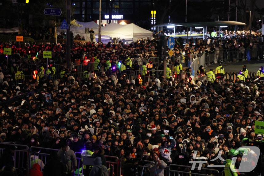 1일 오전 서울 종로구 보신각에서 제야의 종 타종행사에 참석한 시민들이 타종을 지켜보며 2026년 새해를 맞이하고 있다.(공동취재) 2026.1.1/뉴스1 ⓒ News1 김도우 기자