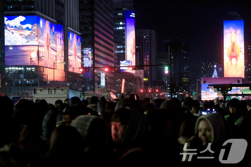 다사다난했던 2025년의 마지막 날인 31일에서 2026년 '붉은 말의 해' 병오년(丙午年) 새해인 1일로 넘어가는 자정녁 서울시 광화문스퀘어 옥외광고물 자유표시구역에서 신년 카운트다운 쇼가 펼쳐지고 있다.2026