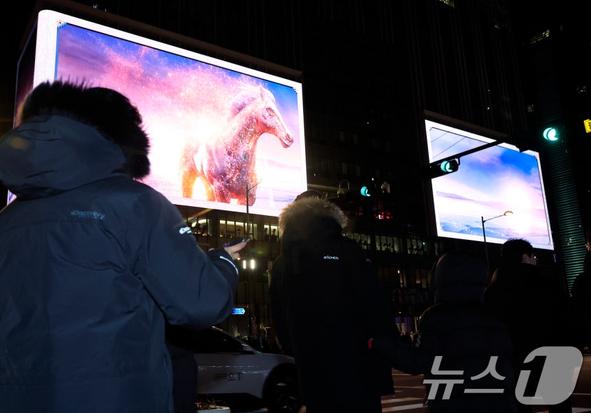 다사다난했던 2025년의 마지막 날인 31일에서 2026년 '붉은 말의 해' 병오년(丙午年) 새해인 1일로 넘어가는 자정녁 서울시 광화문스퀘어 옥외광고물 자유표시구역에서 신년 카운트다운 쇼가 펼쳐지고 있다.202