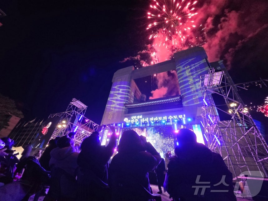 2026년(병오년)을 맞이하는 전주 제야축제가 열린 1일 전북 전주시 노송광장에서 시민들이 다함께 카운트다운을 외치고 있다.2026.1.1/뉴스1 ⓒ News1 문채연 기자