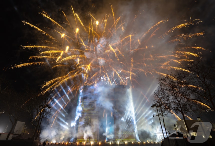 2026년 새해를 맞은 1일 0시(현지시간) 프랑스 파리 개선문 일대에서 신년 불꽃놀이가 펼쳐지고 있다.2026.1.1/뉴스1 ⓒ News1 이준성 기자