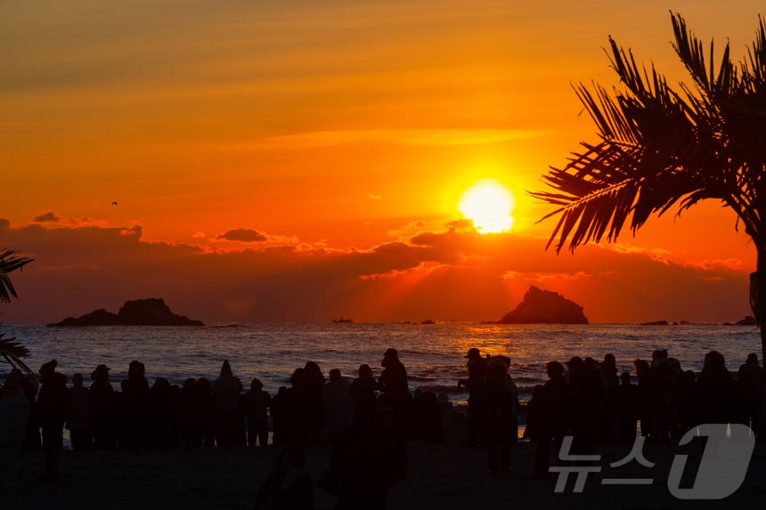 2026년 병오년(丙午年) 새해 첫날인 1일 강원 동해안 최북단 고성군 봉수대 해변에서 해가 수평선 위로 떠오르자 시민과 관광객들이 스마트폰으로 장관을 담고 있다.(강원 고성군 제공,재판매 및 DB 금지) 2026