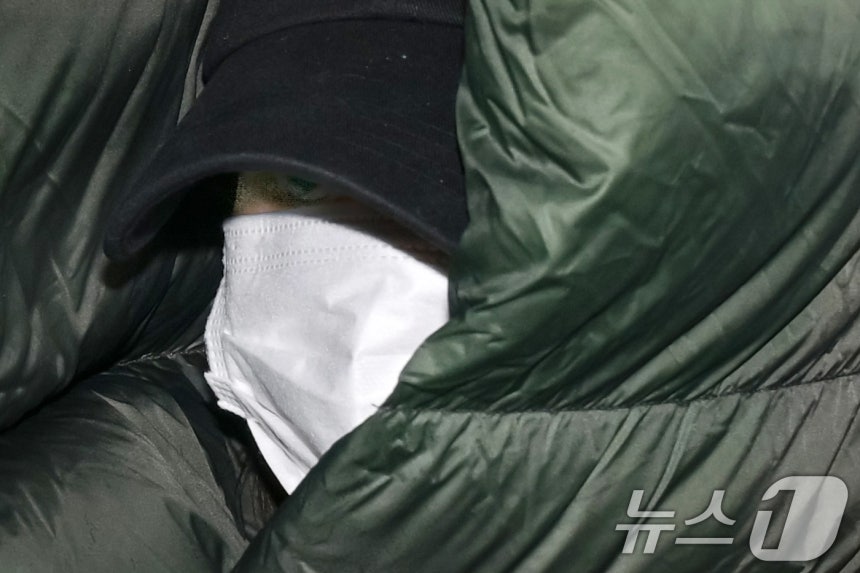 마약 혐의로 경찰 수사 대상에 오른 상황에서 해외로 도피했다가 체포된 남양유업 창업주의 외손녀 황하나 씨가 지난달 26일 경기 안양시 동안구 수원지방법원 안양지원에서 열린 구속 전 피의자 심문(영장실질심사)에 출석하