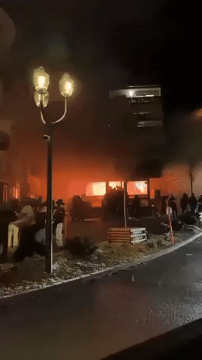 소셜미디어에 올라온 영상에는 술집 밖 도로에서 촬영된 것으로 보이는 건물 내부 화재 장면이 담겨 있었다.(출처=소셜미디어 엑스(X))