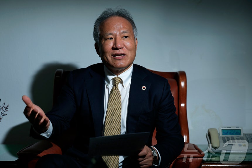 황규석 서울시의사회장이 11일 서울시 영등포구 당산동 서울시의사회에서 뉴스1과 인터뷰를 하고 있다.ⓒ News1 박정호 기자