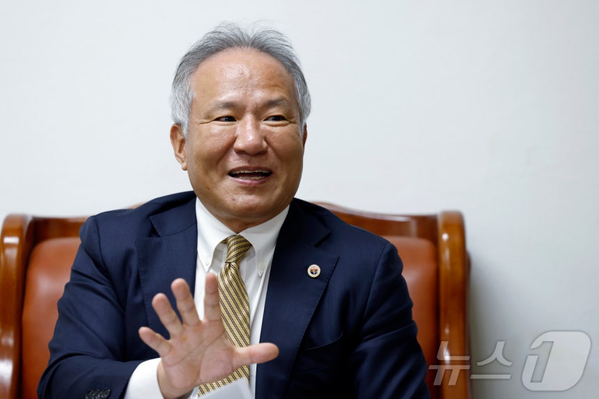 황규석 서울시의사회장이 11일 서울시 영등포구 당산동 서울시의사회에서 뉴스1과 인터뷰를 하고 있다.ⓒ News1 박정호 기자