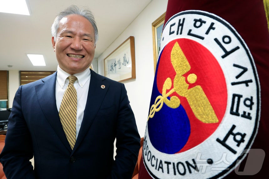 황규석 서울시의사회장이 11일 서울시 영등포구 당산동 서울시의사회에서 뉴스1과 인터뷰를 하고 있다.ⓒ News1 박정호 기자