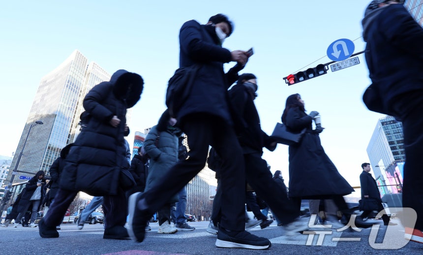 영하권의 강추위가 이어진 31일 서울 광화문네거리에서 움츠린 시민들이 2025년 마지막 출근길에 나서고 있다.2025.12.31/뉴스1 ⓒ News1 박지혜 기자