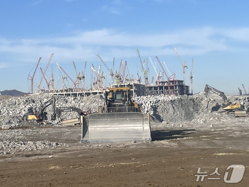 지난달 22일 용인 반도체 클러스터 공사 현장에서 대형 크레인이 작업을 진행하고 있는 모습.ⓒ 뉴스1