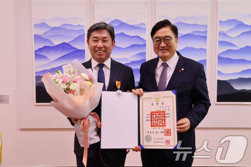 조오섭 국회의장 비서실장(전 광주 북구갑 국회의원)이 2일 오전 대통령 훈장 수여를 받고있다.이날 수여식은 이재명 대통령 대리로 우원식 의장이 전달했다.(독자제공)2026.1.2/뉴스1