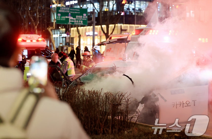 2일 오후 6시쯤 서울 지하철 1호선 종각역 인근에서 택시가 인도로 돌진해 횡단보도에서 신호 대기 중이던 시민들을 들이받는 사고가 발생했다.이 사고로 외국인 5명을 포함해 9명의 시민이 중경상을 입었으며,<a href=
