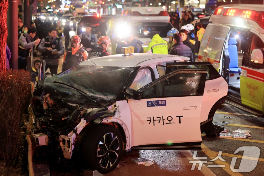 2일 오후 6시쯤 서울 지하철 1호선 종각역 인근에서 택시가 인도로 돌진해 횡단보도에서 신호 대기 중이던 시민들을 들이받는 사고가 발생했다.이 사고로 외국인 5명을 포함해 9명의 시민이 중경상을 입었으며,<a href=