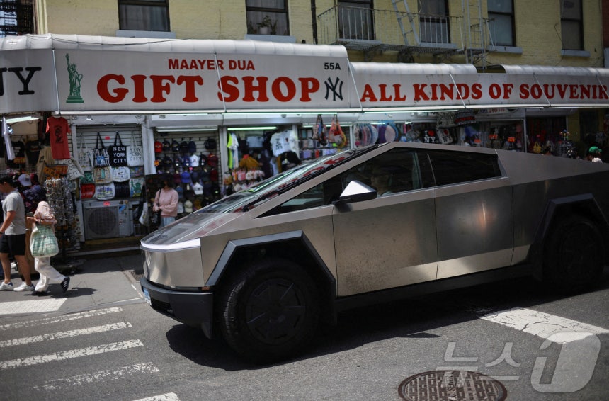 2025년 7월 5일,미국 뉴욕시 차이나타운에서 테슬라 사이버트럭이 주행하고 있다.2025.07.05.ⓒ 로이터=뉴스1 ⓒ News1 권영미 기자