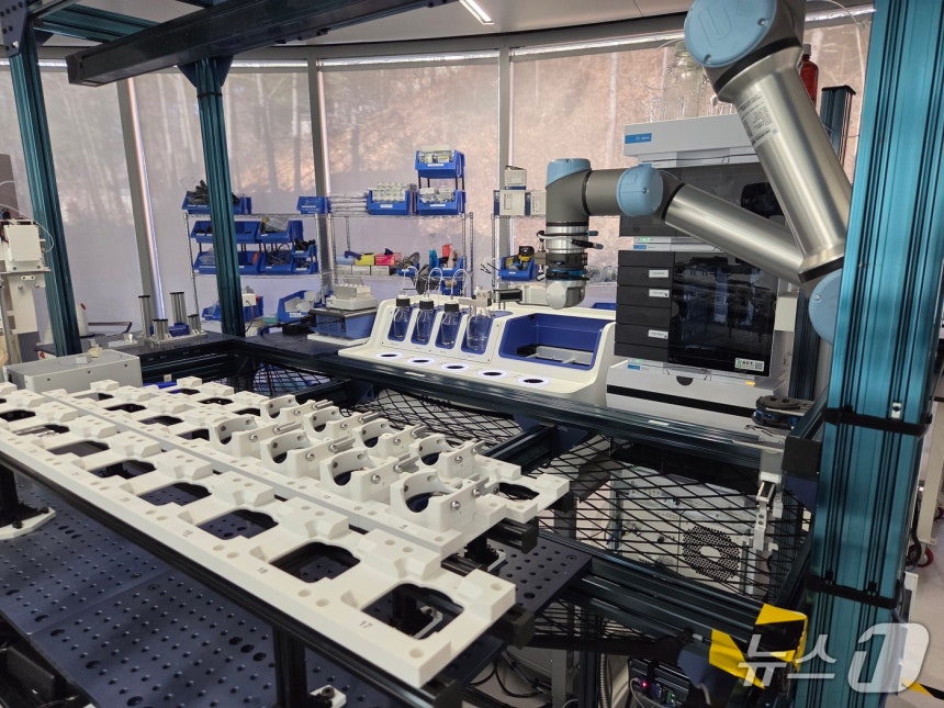 한국제약바이오협회 AI신약연구원이 구축한 '자율실험실'(SDL) 내부 모습./뉴스1 황진중 기자