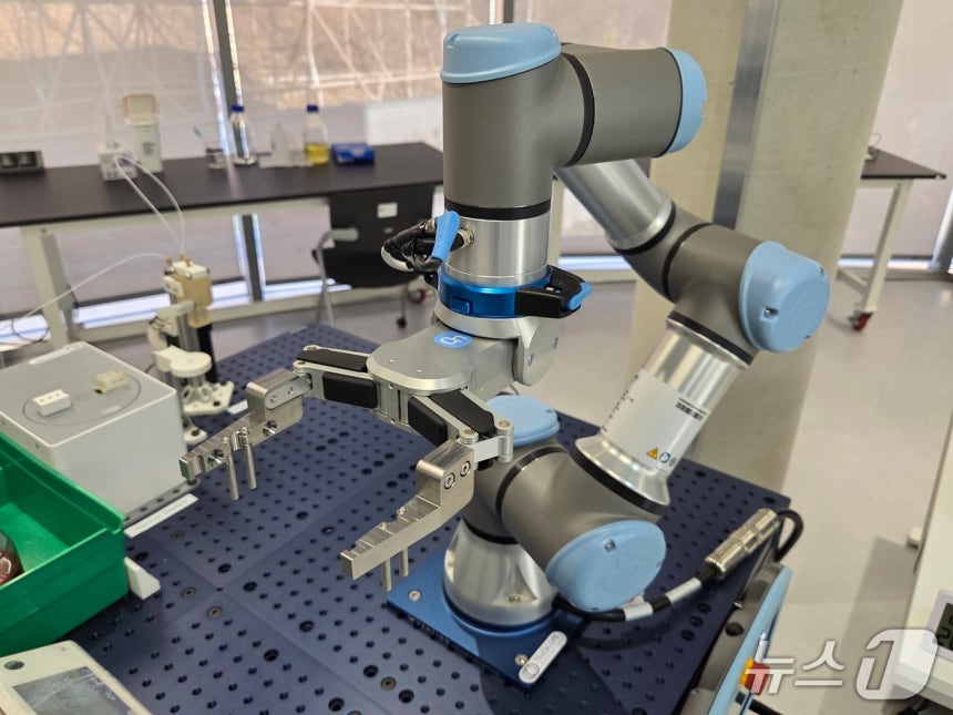 한국제약바이오협회 AI신약연구원이 구축한 '자율실험실'(SDL)에 설치된 로봇 팔./뉴스1 황진중 기자