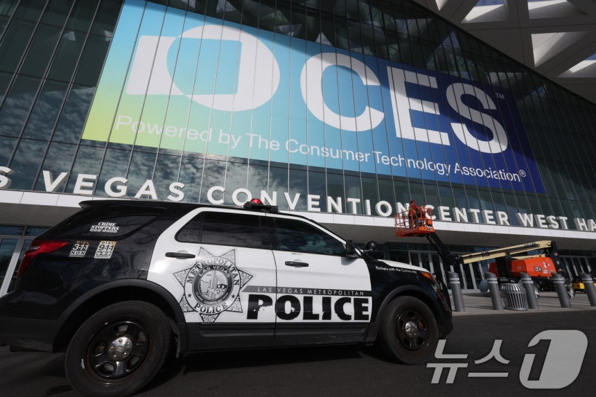 세계 최대 IT(정보기술)·가전 전시회 'CES 2025' 개막을 이틀 앞둔 5일(현지시간) 미국 네바다주 라스베이거스 컨벤션센터(LVCC)에서 경찰이 경계 근무를 서고 있다.'다이브 인'(Dive in)을 주제로