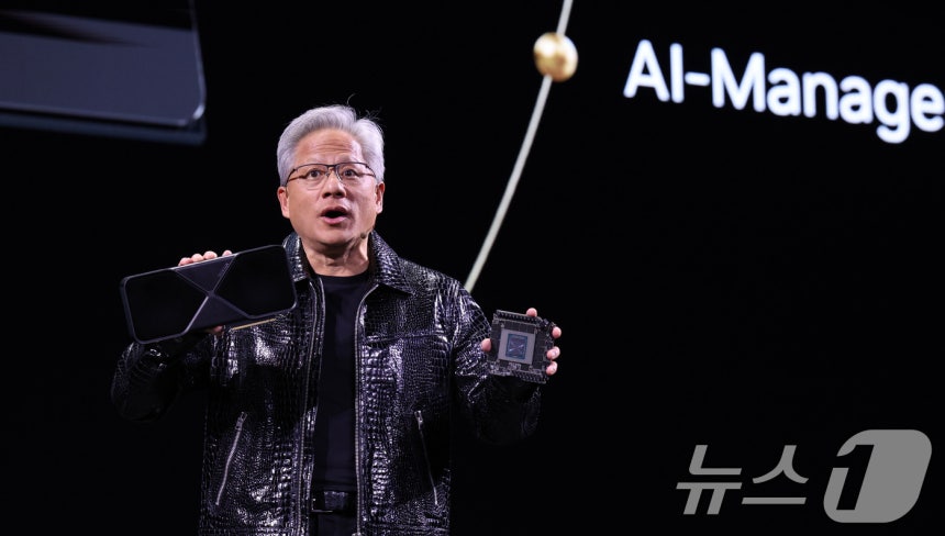젠슨 황 엔비디아 최고경영자(CEO)가 세계 최대 IT(정보기술)·가전 전시회 'CES 2025' 개막을 하루 앞둔 6일(현지시간) 미국 네바다주 라스베이거스 만달레이베이 컨벤션센터에서 가진 기조연설에서 최신 인공지