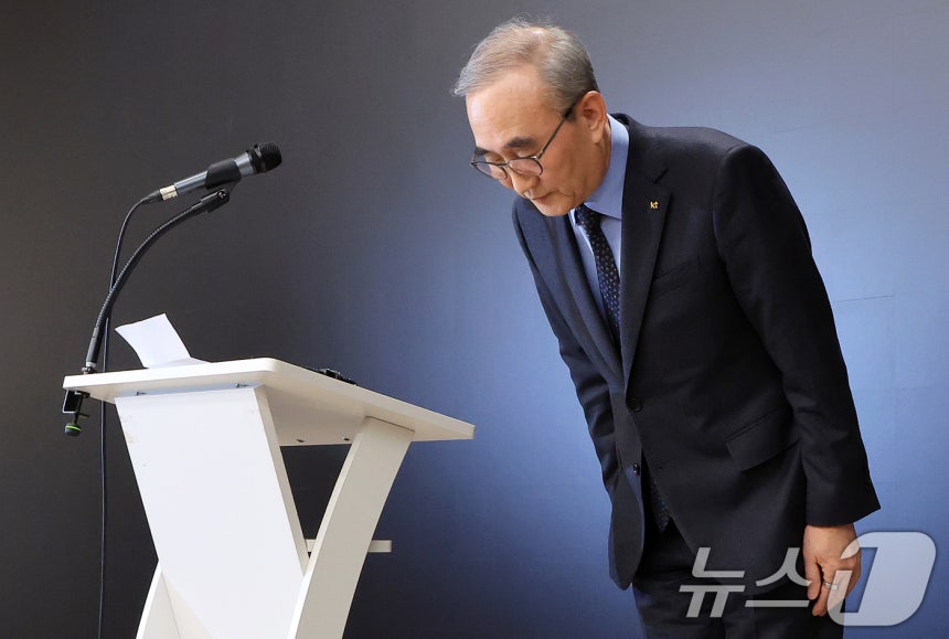 김영섭 KT 대표가 30일 오후 서울 종로구 KT광화문빌딩에서 열린 정보보안 혁신방안 기자브리핑에서 침해사고와 관련해 고개 숙여 사과하고 있다.2025.12.30/뉴스1 ⓒ News1 김진환 기자