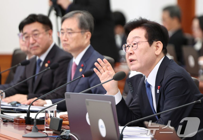 이재명 대통령이 지난달 30일 청와대에서 열린 국무회의에서 발언하고 있다./뉴스1 ⓒ News1 허경 기자