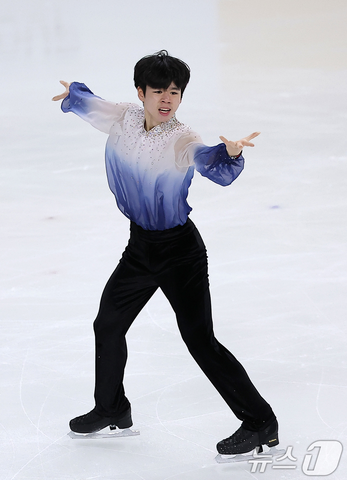 연기 펼치는 서민규