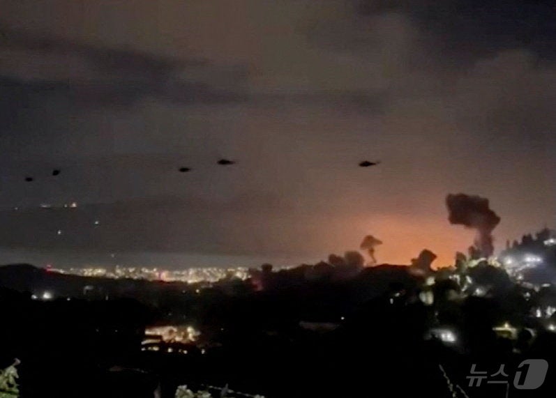 3일(현지시간) 베네수엘라 수도 카라카스 상공에서 헬기들이 폭발로 인해 피어오르는 연기 기둥을 지나쳐 비행하고 있다.2025.1.3 ⓒ 로이터=뉴스1 ⓒ News1 김성진 기자