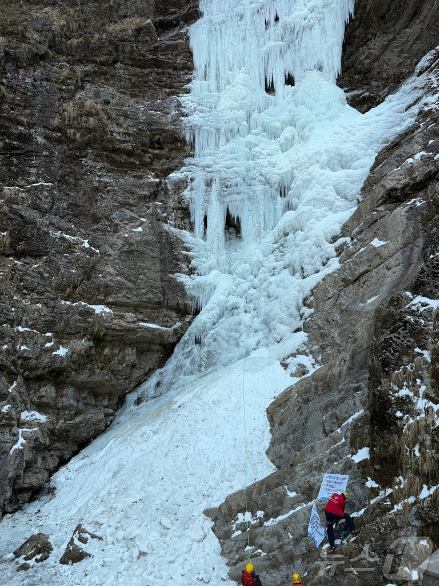 연일 추위가 이어진 3일 강원 춘천 남산면 구곡폭포가 꽁꽁 얼어있다.2026.1.3/뉴스1 ⓒ News1 한귀섭 기자