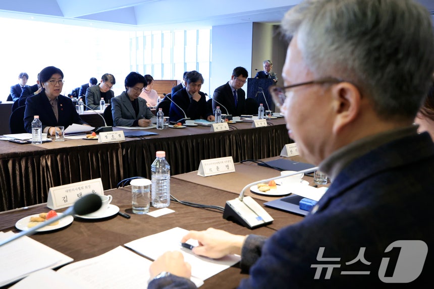 정은경 보건복지부 장관이 29일 오후 서울시 중구 소공로 더 플라자 호텔 서울에서 열린 2025년 제1차 보건의료정책심의위원회 회의에서 모두 발언을 하고 있다.2025.12.29/뉴스1 ⓒ News1 박정호 기자