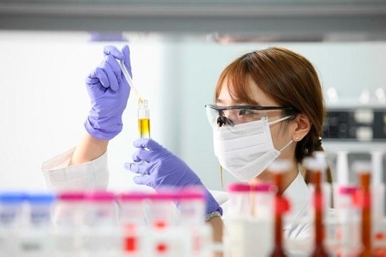 대원제약 연구원이 신약 후보물질을 분석하고 있다.(대원제약 제공)/뉴스1