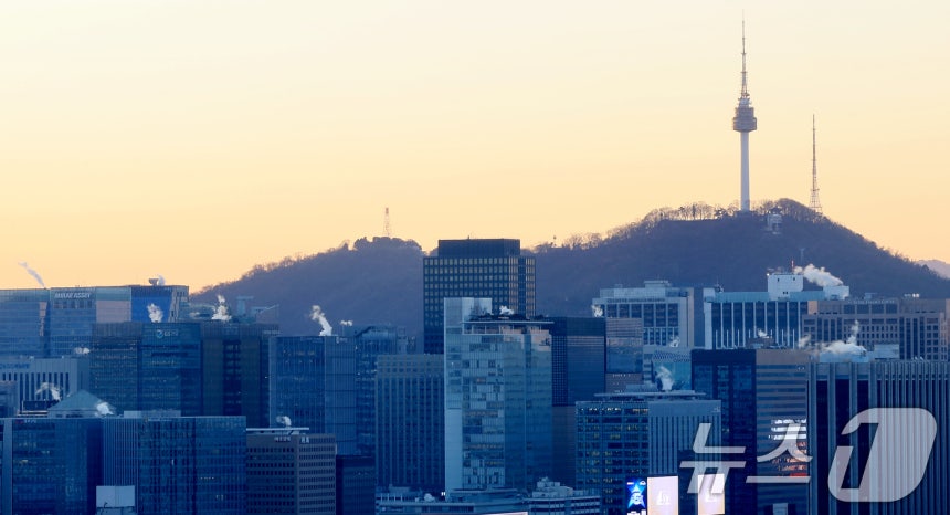 북서쪽에서 찬 공기가 남하하면서 아침 기온이 전국적으로 영하권으로 떨어진 지난해 12월 30일 서울 도심 빌딩들이 난방을 가동하며 발생한 수증기가 피어오르고 있다.2025.12.30/뉴스1 ⓒ News1 이호윤 기