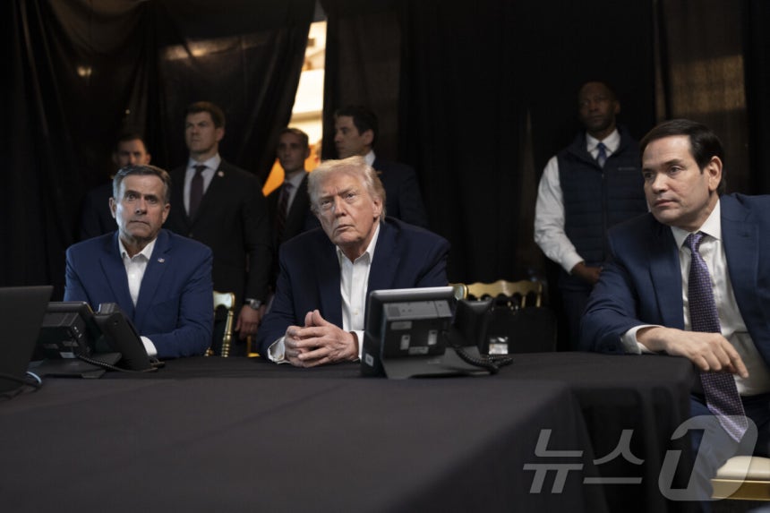 도널드 트럼프 미국 대통령이 3일(현지시간) 소셜미디어 '트루스소셜'에 게시한 사진.플로리다 마러라고에서 마코 루비오 국무장관(사진 오른쪽),<a href=