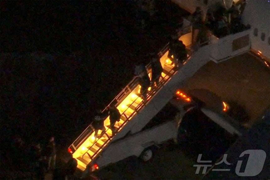 3일(현지시간) 미국 뉴욕주 뉴버그에 위치한 스튜어트 공군 주방위군 기지에서 니콜라스 마두로 베네수엘라 대통령이 미국 연방 항공기에서 내려 구금된 상태로 호송되고 있다.2025.01.03 ⓒ 로이터=뉴스1 ⓒ Ne