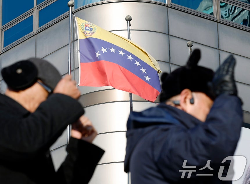 미국이 니콜라스 마두로 베네수엘라 대통령을 마약 혐의로 전격 체포한 가운데 4일 서울 종로구 세종대로 주한 베네수엘라 대사관이 입주한 건물 앞에 베네수엘라 국기가 바람에 휘날리고 있다.2026.1.4/뉴스1 ⓒ N