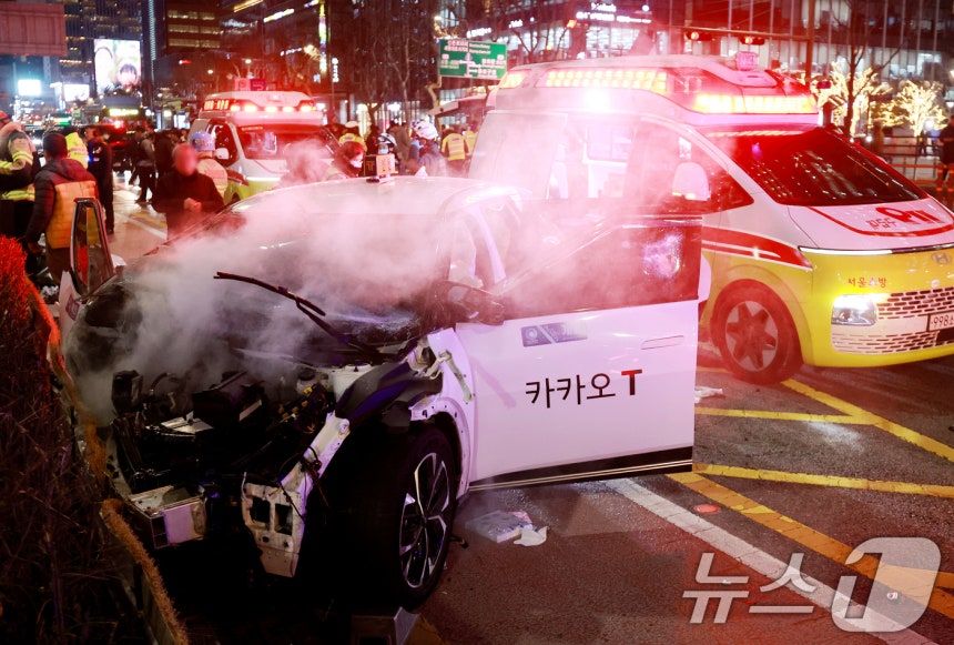 Around 6 PM on the 2nd, a taxi veered onto the sidewalk near Jonggak Station on Subway Line 1 in Seoul and hit citizens waiting at the crosswalk. January 2, 2026 / News1 © News1 Reporter Lee Ho-yoon