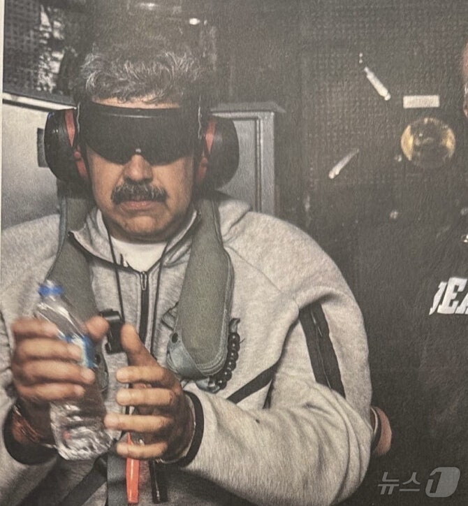 도널드 트럼프 미국 대통령이 3일(현지시간) 소셜미디어 '트루스소셜'을 통해 공개한 니콜라스 마두로 베네수엘라 대통령의 국외 이송 모습.트럼프 대통령은 '니콜라스 마두로가 USS 이오지마 함에 탑승해 있다'라는 글