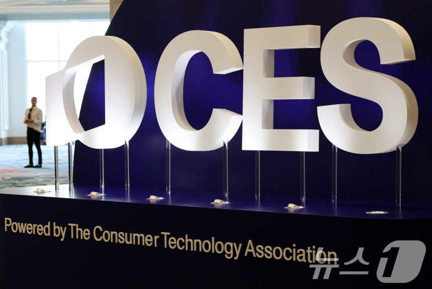 세계 최대 IT(정보기술)·가전 전시회 'CES 2026' 개막을 이틀 앞둔 4일(현지시간) 미국 네바다주 라스베이거스 호텔에 관련 홍보물이 설치돼 있다.2026.1.5/뉴스1 ⓒ News1 황기선 기자