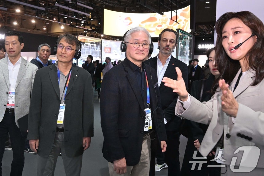 서경배 아모레퍼시픽그룹 회장이 세계 최대 가전·정보기술(IT) 전시회 CES 2025 개막일인 7일(현지시간) 미국 네바다주 라스베이거스 컨벤션센터(LVCC)에서 삼성전자 부스를 둘러보고 있다.(공동취재) 2025