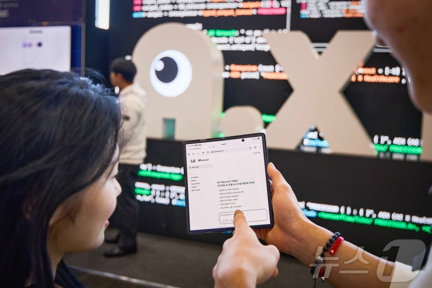 SK텔레콤 정예팀이 30일 서울 코엑스에서 열리는 과학기술정보통신부 주최‘독자 AI 파운데이션 모델 프로젝트 1차 발표회’에서 대국민 프리젠테이션을 통해 자사의 AI 모델인 A.X K1을 공개한다고 밝혔다.사진은