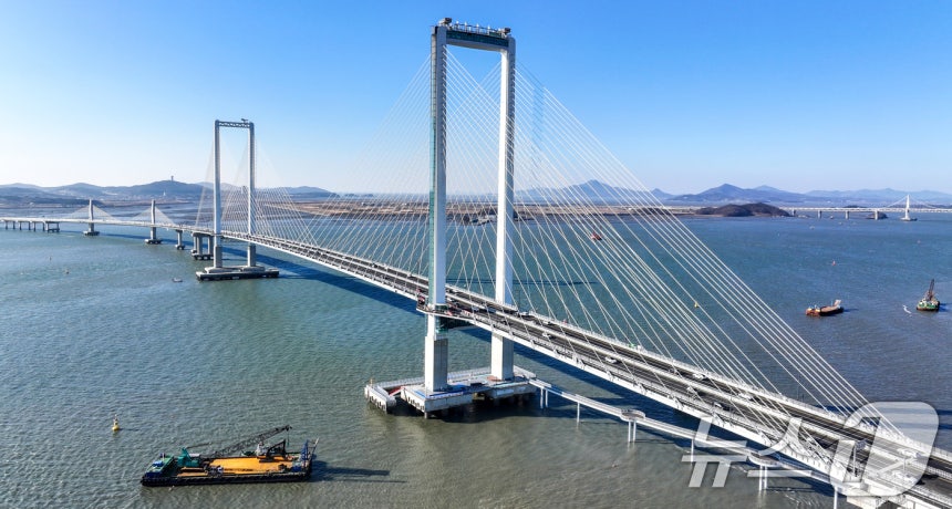 인천 영종도와 육지를 잇는 세 번째 교량인 제3연륙교가 5일 오후 2시 전면 개통했다. 왕복 6차로 교량에 스마트톨링 시스템을 갖췄으며 184m 주탑전망대는 해상 교량 중 세계에서 가장 높아 기네스북에 이름을 올렸다